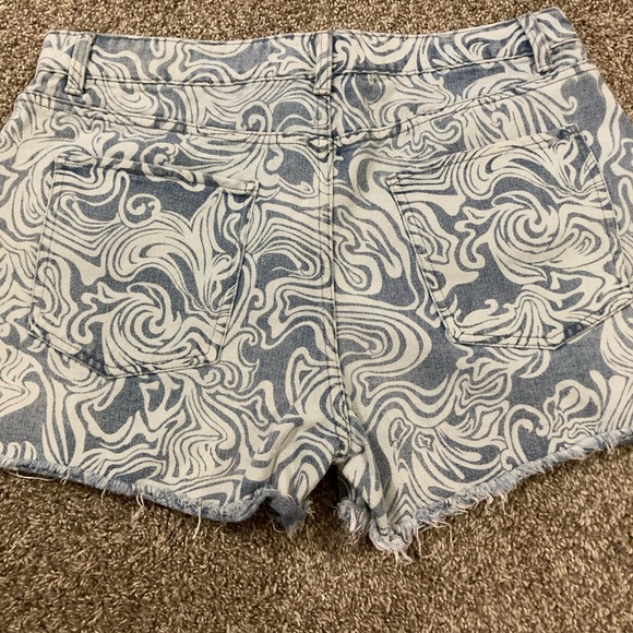 New! No Boundaries Juniors Cut Off Jean Shorts - Picture 3 of 5